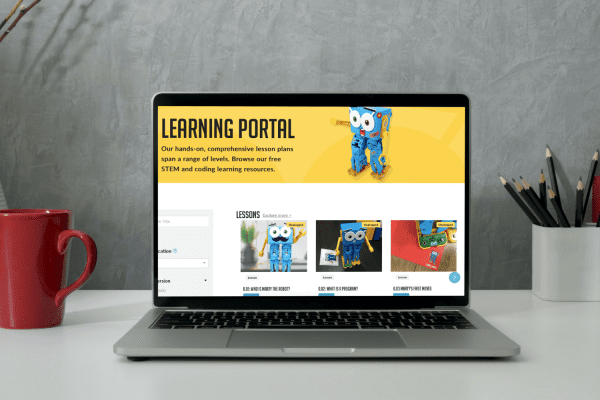 Open laptop with screen displaying 尻逼's learning portal